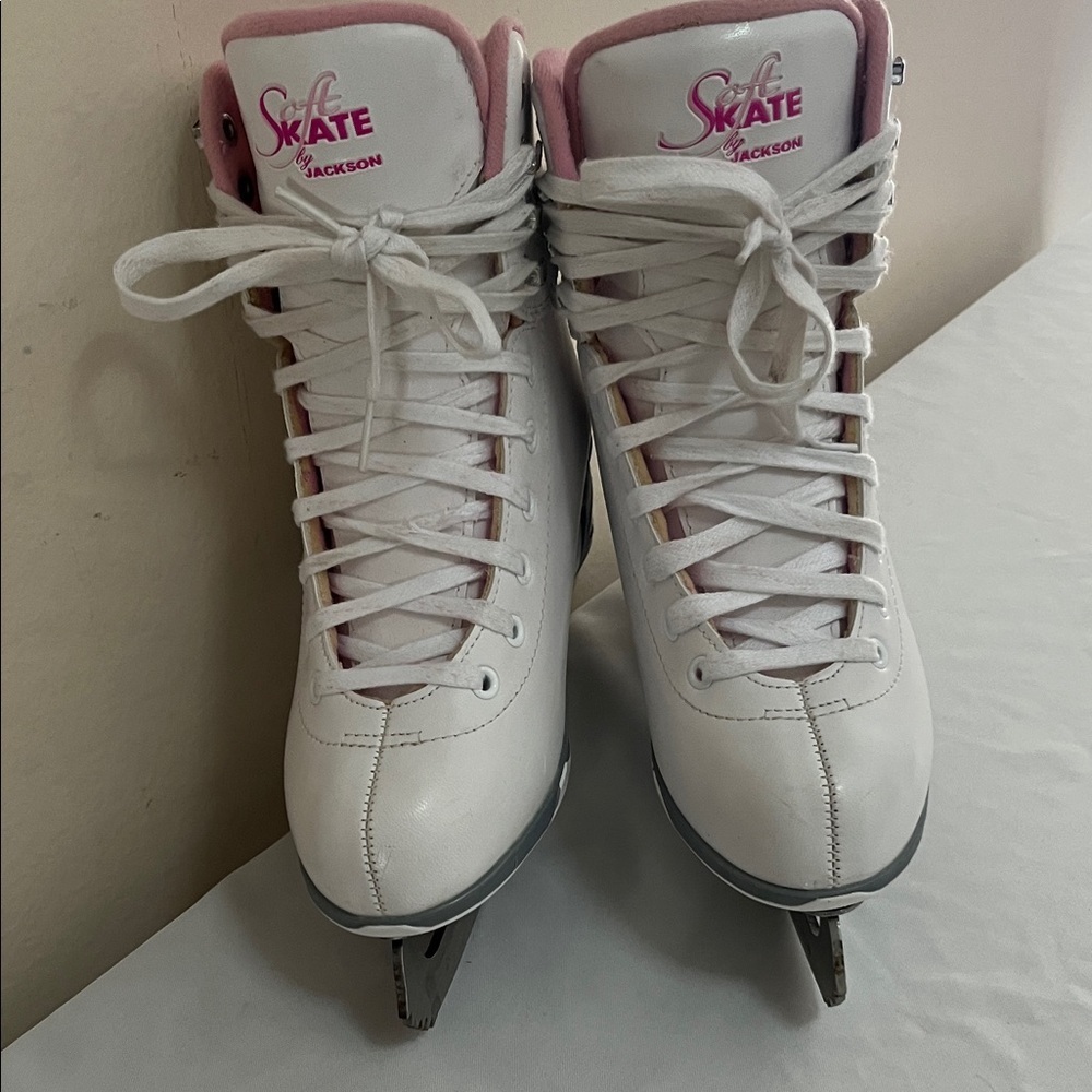 Jackson Ultima Girls' SoftSkate 181 Recreational Ice Skates Size 5 With Shields